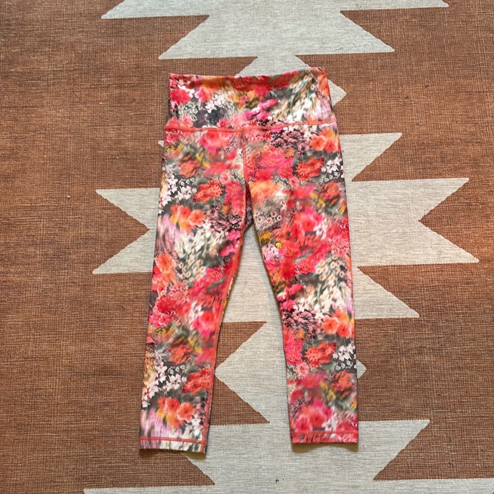 Small Athleta Elation Capri leggings in pink floral print